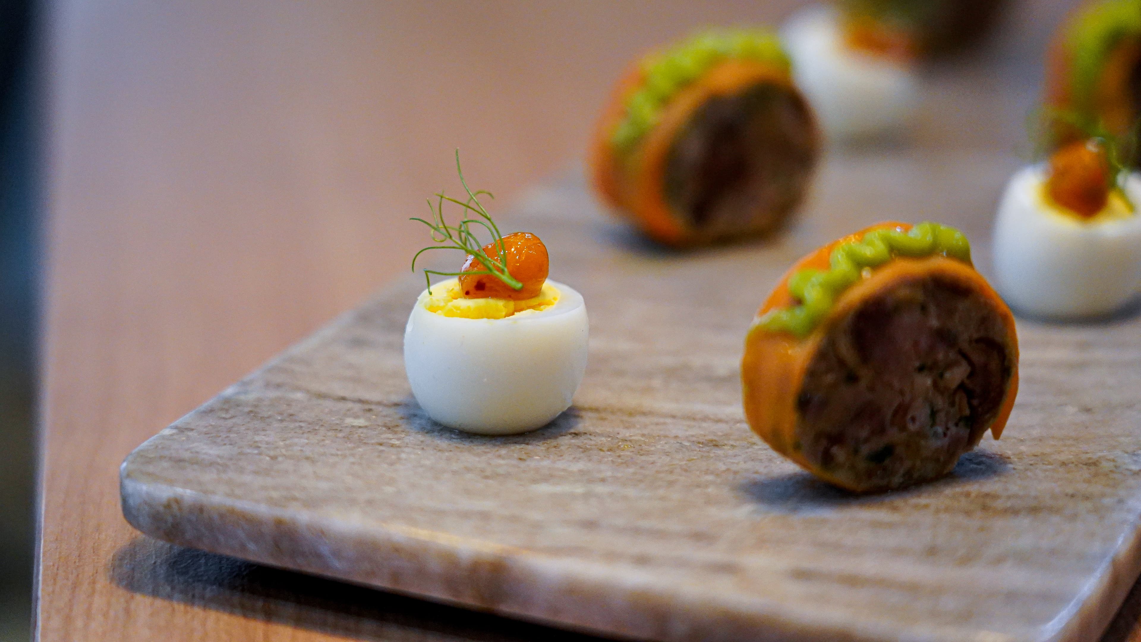 Gros plan sur canapés œuf de caille et rouleaux