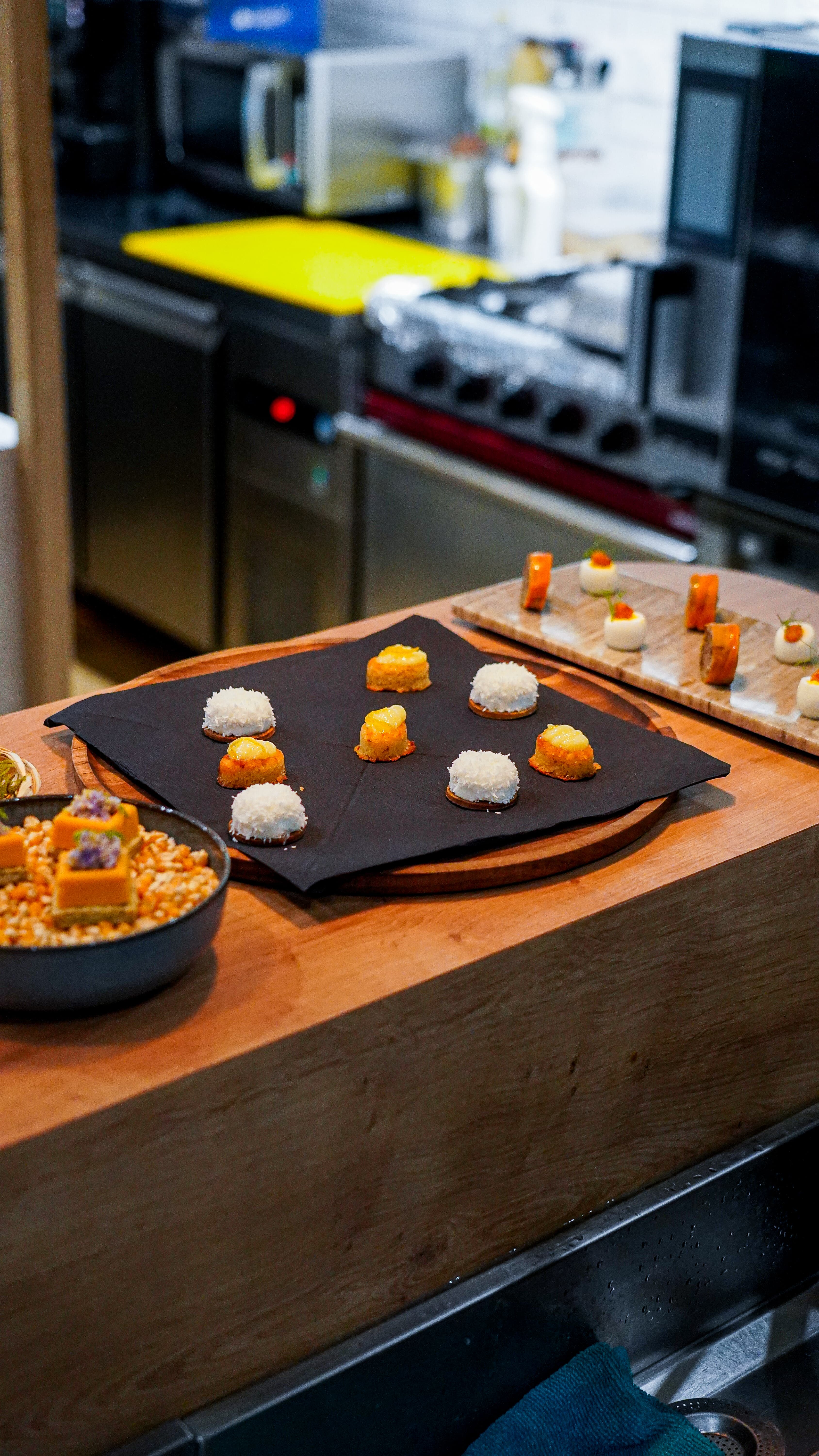 Vue d'ensemble de la cuisine avec plateaux de prestations