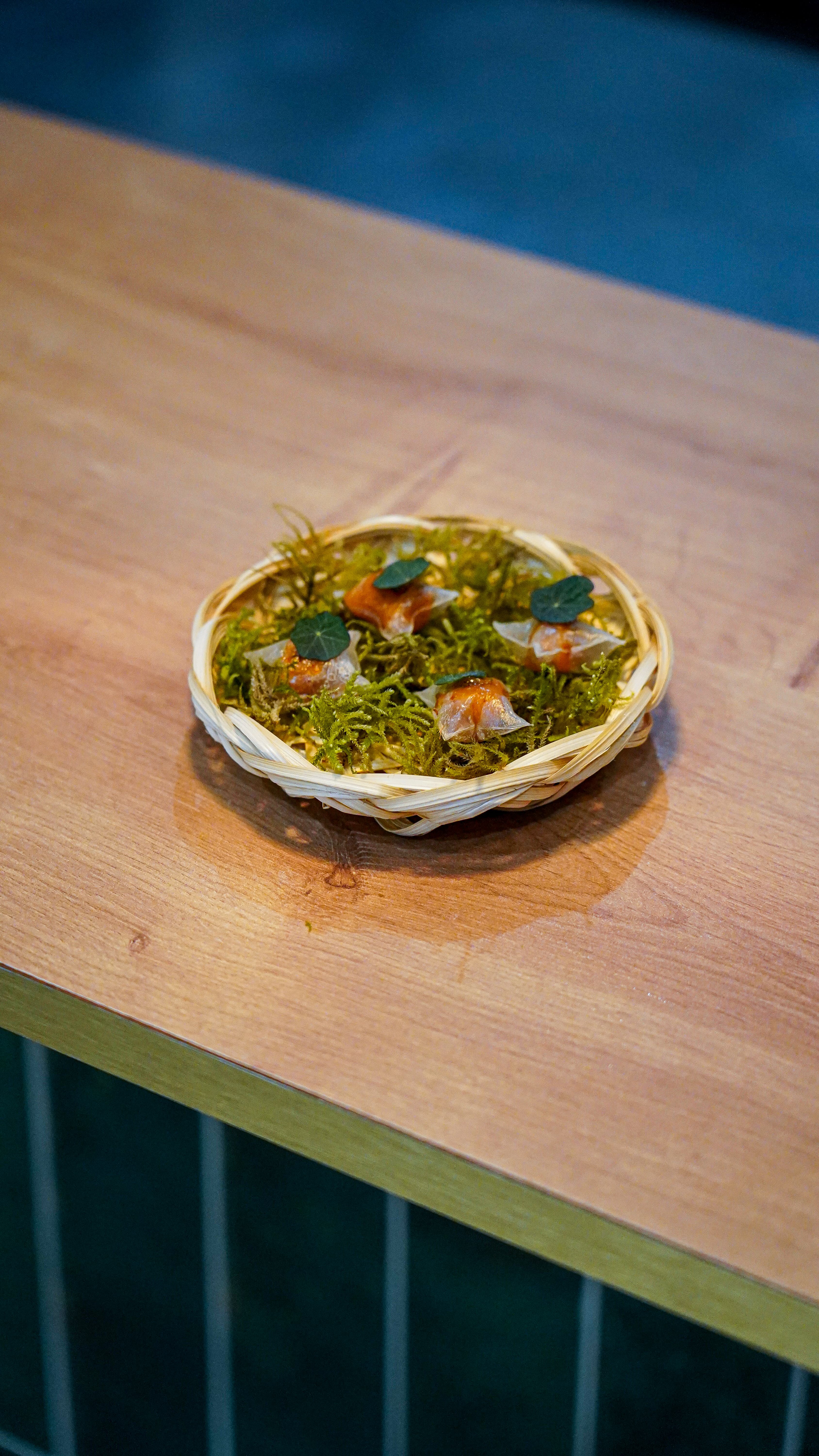 Bouchées présentées sur un lit de mousse naturelle